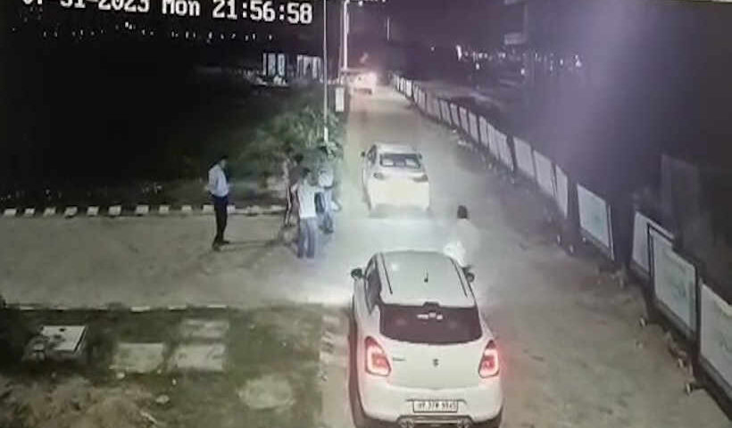 Two car riders looted the property