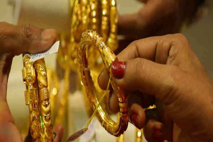 फिच के अमेरिकी सरकार की क्रेडिट रेटिंग घटाने पर सोने की कीमतों में तेजी