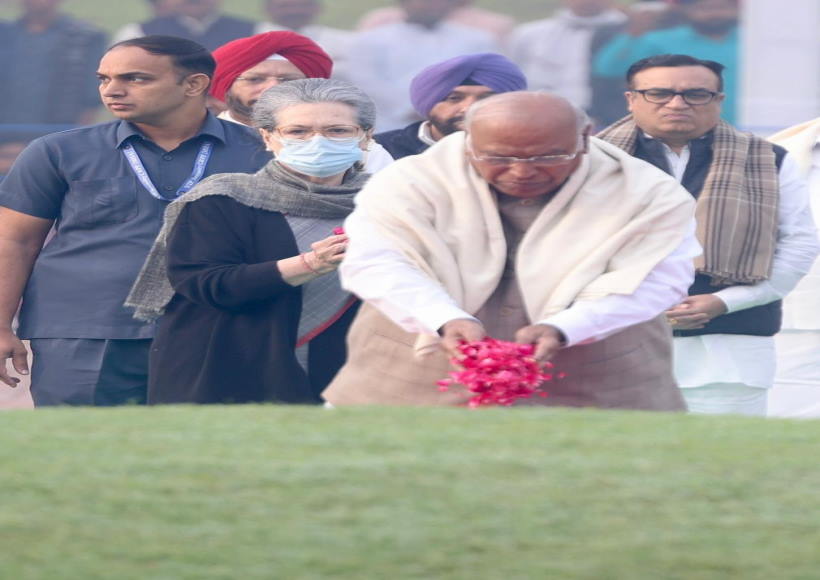 मल्लिकार्जुन खड़गे, सोनिया गांधी (तस्वीर क्रेडिट खड़गे "एक्स")