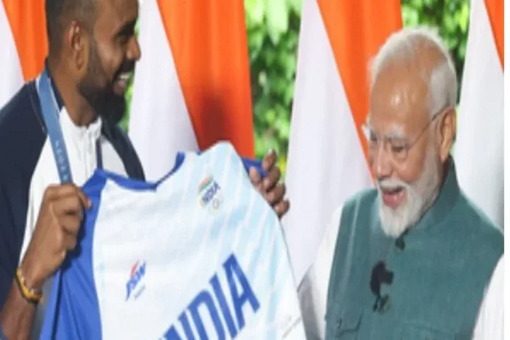 पीएम मोदी और पीआर श्रीजेश