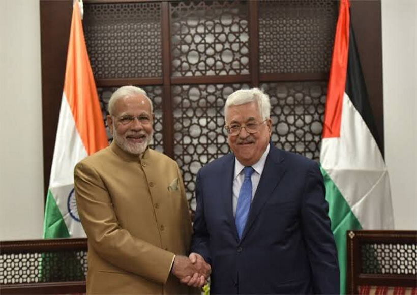 प्रधानमंत्री नरेंद्र मोदी और फिलिस्तीन के राष्ट्रपति महमूद अब्बास [चित्र साभार Avishek Goyal @AG_knocks (x) ]