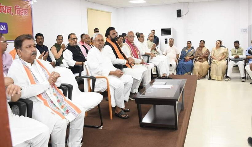 बिहार के मुख्यमंत्री नीतीश एक बैठक (तस्वीर क्रेडिट@mujahidmla)