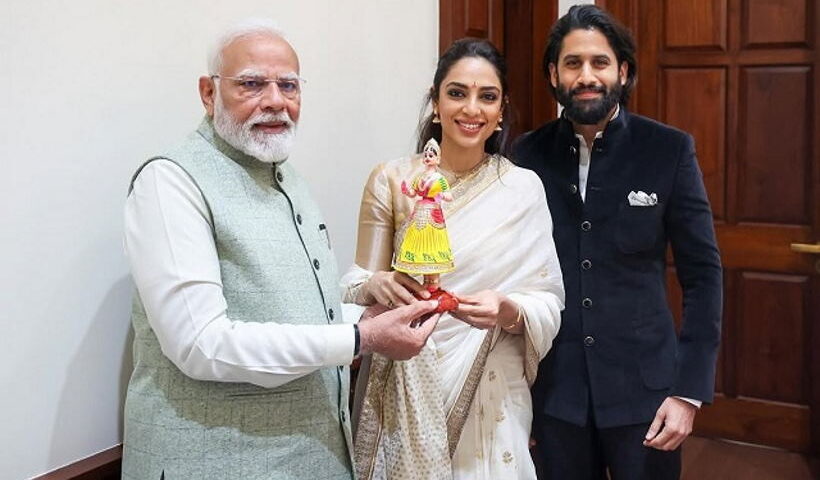 पीएम मोदी को शोभिता धुलिपाला ने कोंडापल्ली बोम्माला गुड़िया भेंट की (तस्वीर क्रेडिट@Onlinetadka)