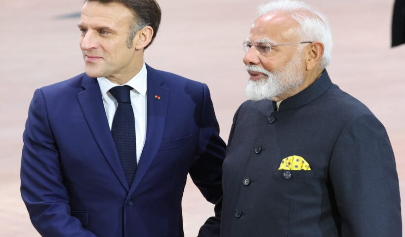 प्रधानमंत्री नरेंद्र मोदी और फ्रांस के राष्ट्रपति इमैनुएल मैक्रों (तस्वीर क्रेडिट@DDNewsUP)