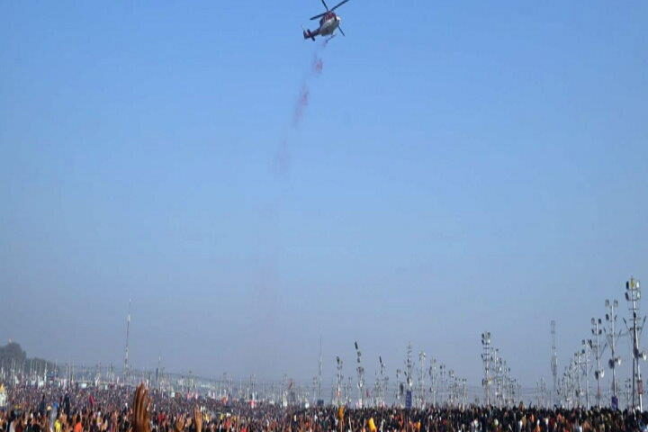 महाकुंभ 2025 पुष्पवर्षा (तस्वीर क्रेडिट@ArvindSinghUp)