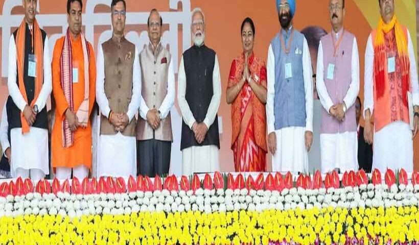दिल्ली की मुख्यमंत्री रेखा गुप्ता और 6 मंत्रियों ने विधानसभा सदस्य के रूप में शपथ ली (तस्वीर क्रेडिट@SudhirHalwasiya)