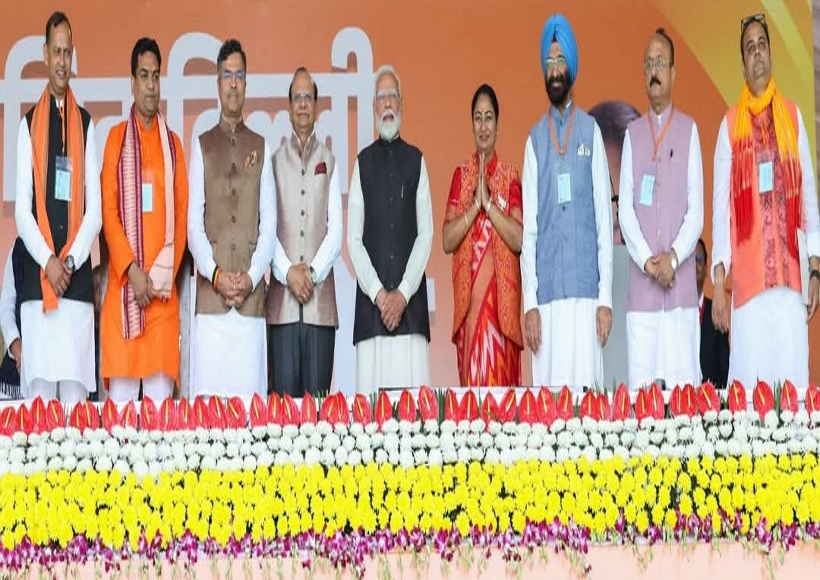 दिल्ली की मुख्यमंत्री रेखा गुप्ता और 6 मंत्रियों ने विधानसभा सदस्य के रूप में शपथ ली (तस्वीर क्रेडिट@SudhirHalwasiya)