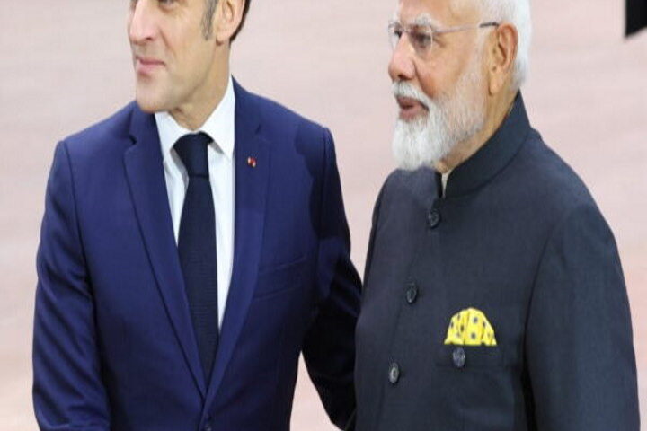 प्रधानमंत्री नरेंद्र मोदी और फ्रांस के राष्ट्रपति इमैनुएल मैक्रों (तस्वीर क्रेडिट@DDNewsUP)