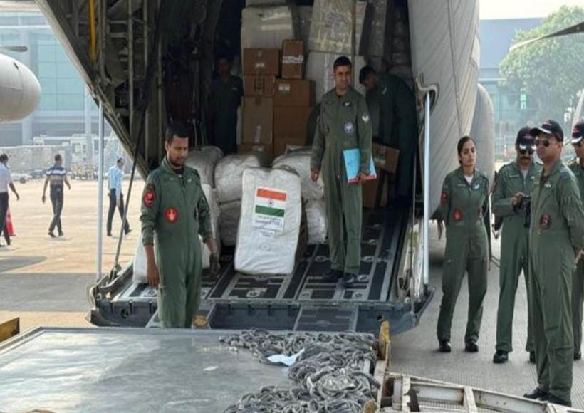 राहत सामग्री (तस्वीर क्रेडिट@prakashbjp_)