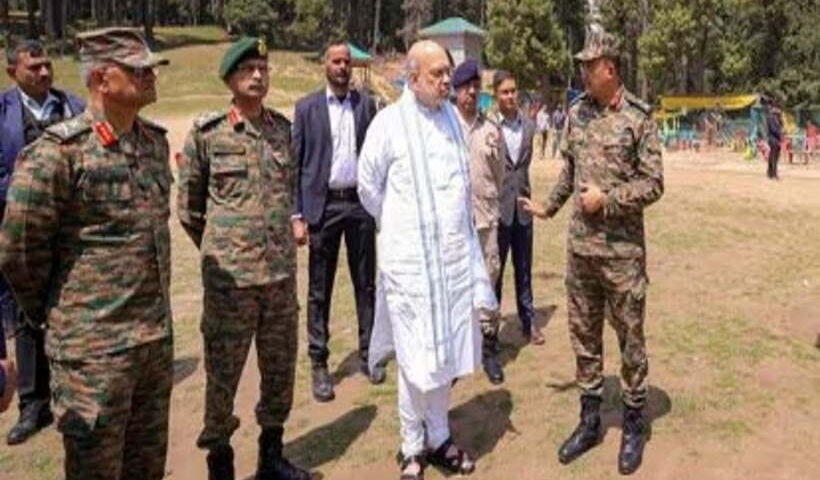 अमित शाह सेना अधिकारियों के साथ