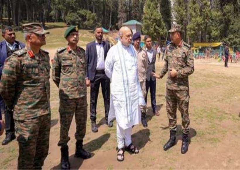 अमित शाह सेना अधिकारियों के साथ