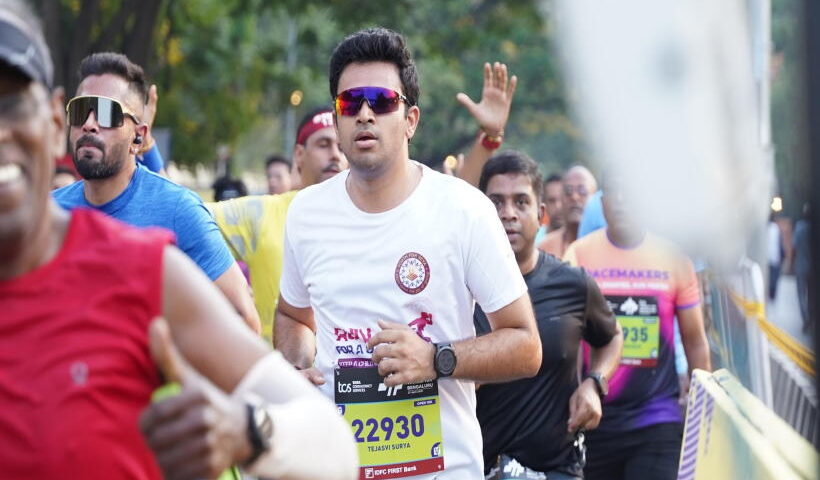 टीसीएस वर्ल्ड 10K दौड़ में भाग लेते हुए तेजस्वी सूर्या