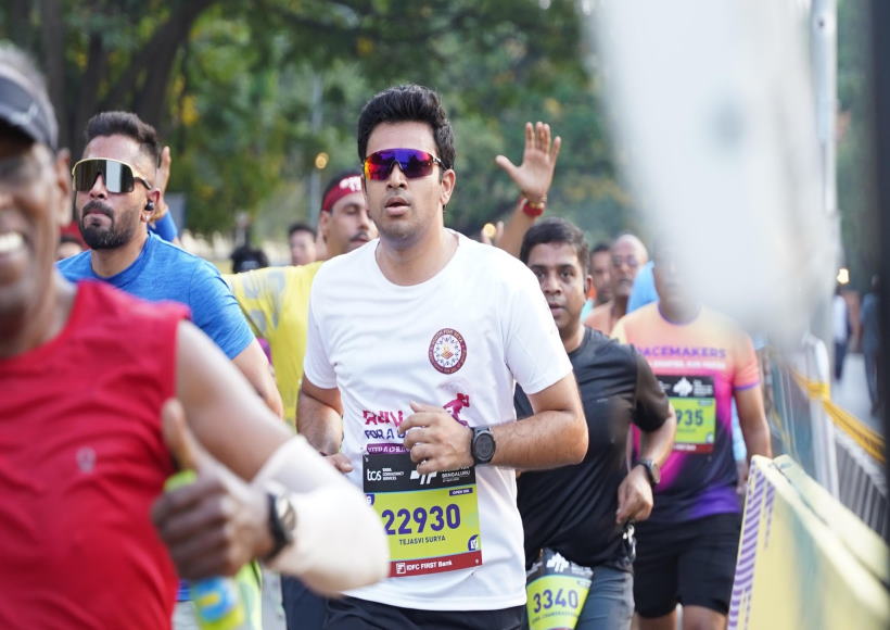 टीसीएस वर्ल्ड 10K दौड़ में भाग लेते हुए तेजस्वी सूर्या