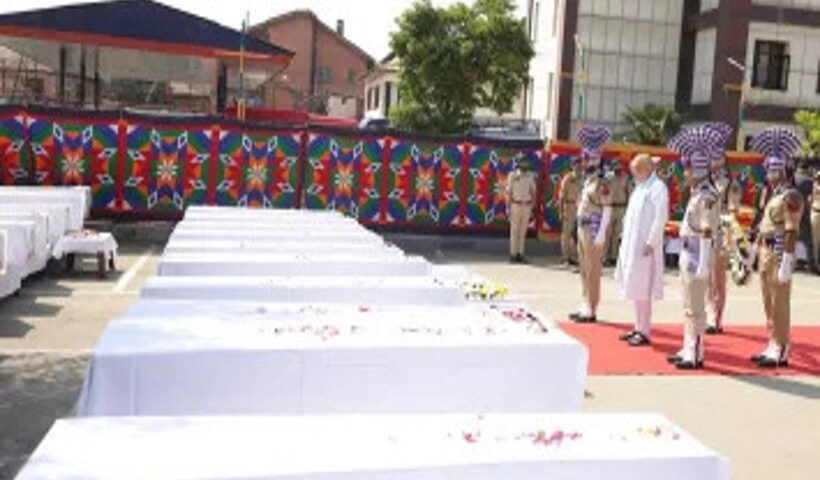 श्रद्धांजलि देते अमित शाह