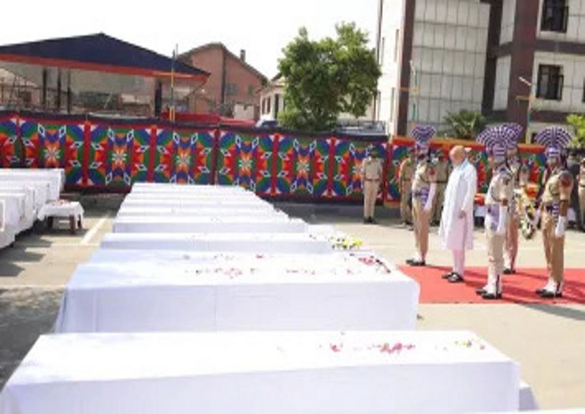 श्रद्धांजलि देते अमित शाह