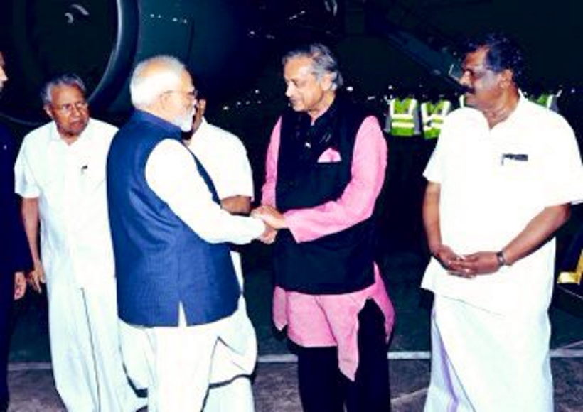 कांग्रेस के वरिष्ठ नेता और तिरुवनंतपुरम से सांसद शशि थरूर और प्रधानमंत्री नरेंद्र मोदी (तस्वीर क्रेडिट@Bitt2DA)