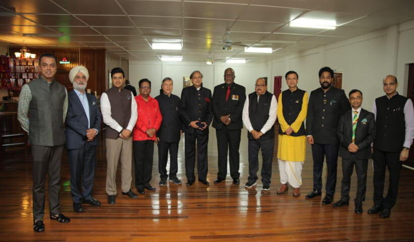 गुयाना के प्रधानमंत्री मार्क एंथनी फिलिप्स शशि थरूर के नेतृत्व वाले भारतीय संसदीय प्रतिनिधिमंडल के साथ (तस्वीर क्रेडिट@ilah108)