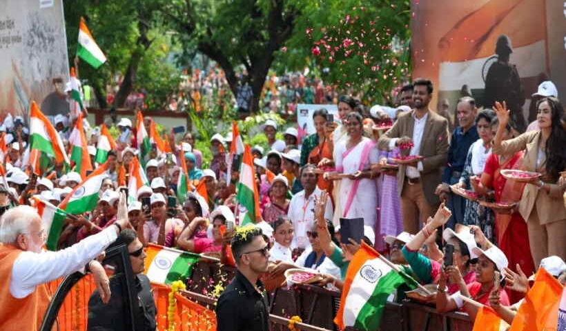 वडोदरा में प्रधानमंत्री नरेंद्र मोदी का रोड शो (तस्वीर क्रेडिट@BeingArun28)