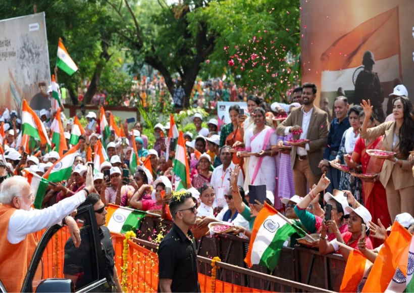 वडोदरा में प्रधानमंत्री नरेंद्र मोदी का रोड शो (तस्वीर क्रेडिट@BeingArun28)