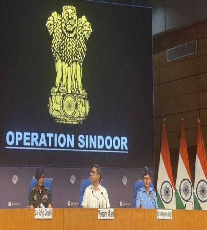 विदेश सचिव विक्रम मिस्री,भारतीय वायुसेना की विंग कमांडर व्योमिका सिंह और भारतीय सेना की लेफ्टिनेंट कर्नल सोफिया कुरैशी (तस्वीर क्रेडिट@TrSumitDubey)