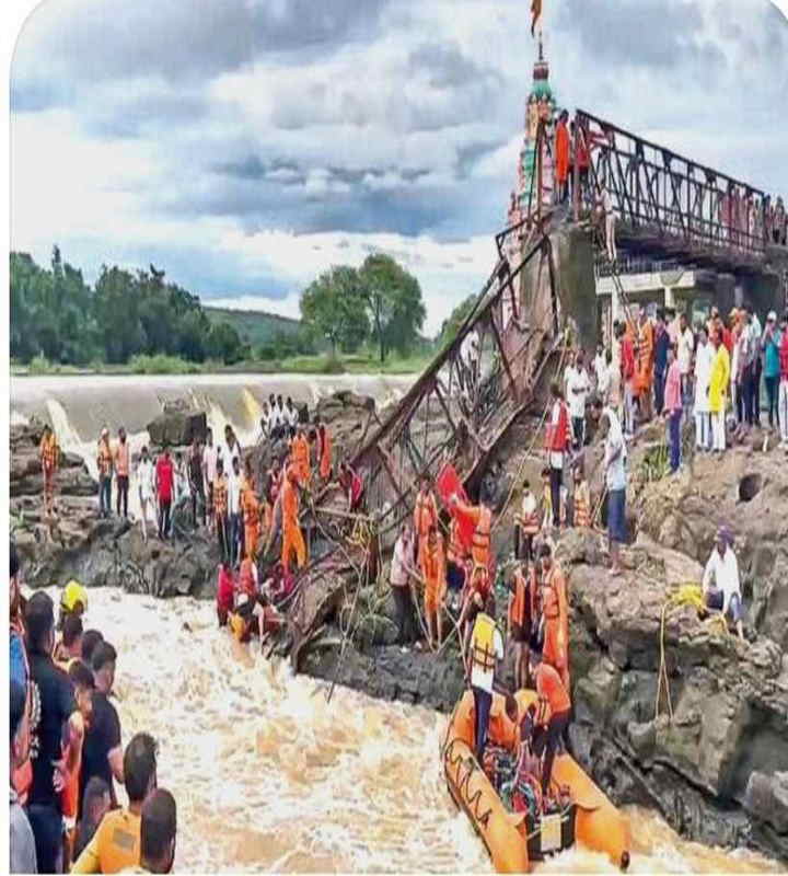 पुणे पुल हादसा (तस्वीर क्रेडिट@minu_meena1)