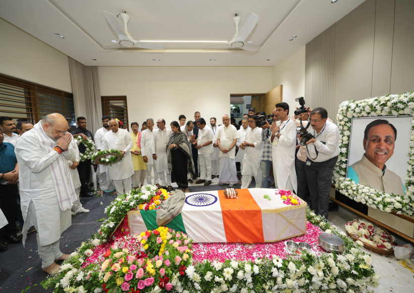 विजय रूपाणी को अमित शाह ने दी अंतिम विदाई (तस्वीर क्रेडिट@AmitShah)
