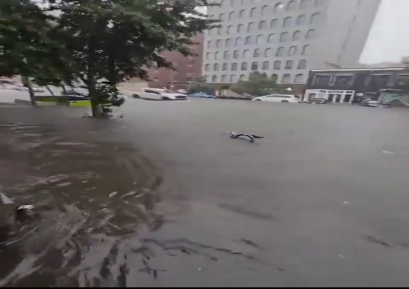 अमेरिका में भारी बारिश से बाढ़ जैसे हालात (तस्वीर क्रेडिट@mukutchauhan81)