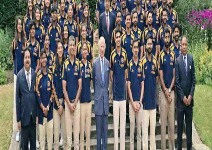 किंग चार्ल्स तृतीय के साथ भारतीय पुरुष और महिला क्रिकेट टीम (तस्वीर क्रेडिट@Dubeyjilive)