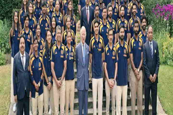 किंग चार्ल्स तृतीय के साथ भारतीय पुरुष और महिला क्रिकेट टीम (तस्वीर क्रेडिट@Dubeyjilive)