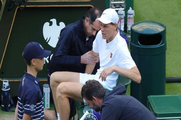 यानिक सिनर विंबलडन के दौरान हुए चोटिल (तस्वीर क्रेडिट@UniversTennis)