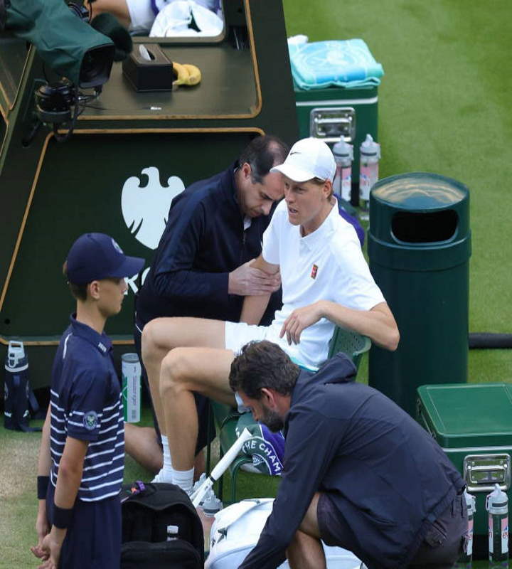 यानिक सिनर विंबलडन के दौरान हुए चोटिल (तस्वीर क्रेडिट@UniversTennis)