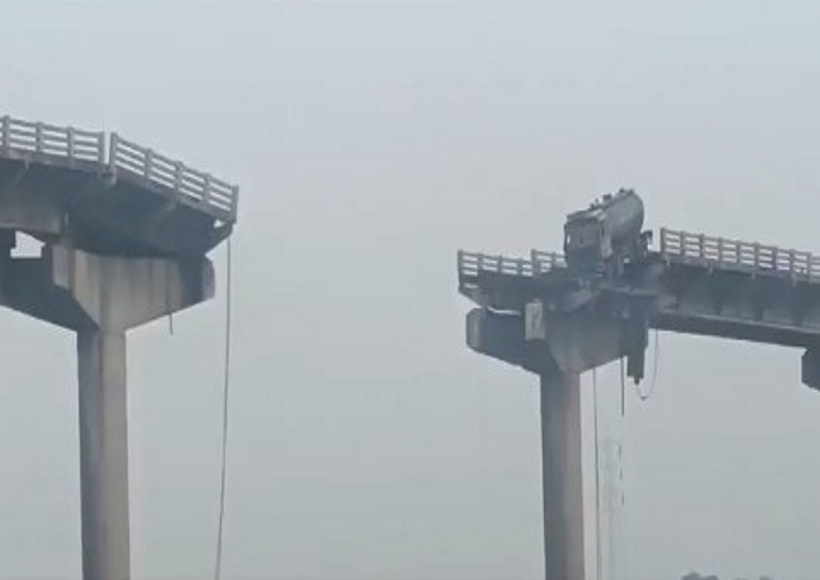 गुजरात के वडोदरा में पुल हादसा (तस्वीर क्रेडिट@ShadowSakshi)