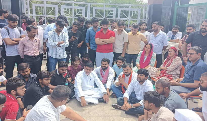 शारदा विश्वविद्यालय आत्महत्या मामला (तस्वीर क्रेडिट@GautamincGBN)
