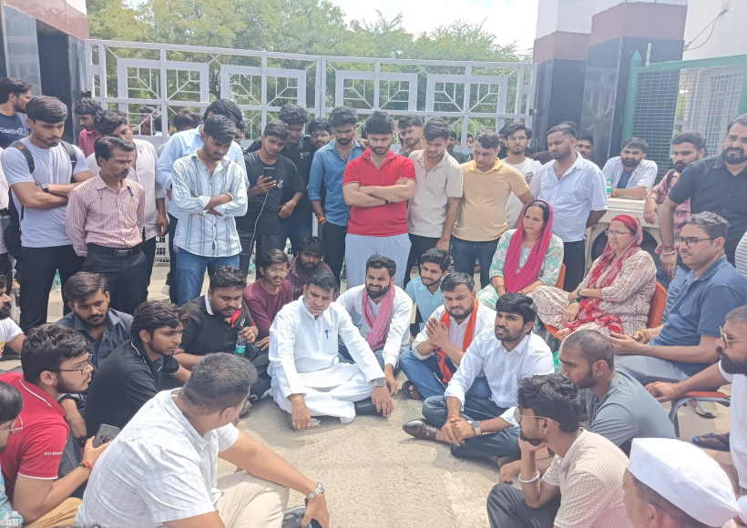शारदा विश्वविद्यालय आत्महत्या मामला (तस्वीर क्रेडिट@GautamincGBN)