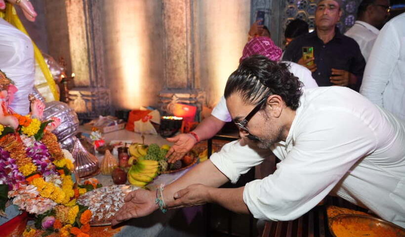 आमिर खान ने बप्पा के दर्शन किए (तस्वीर क्रेडिट@ShelarAshish)