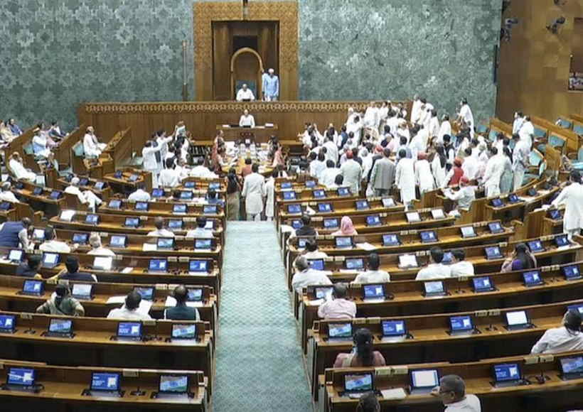 विपक्ष के हंगामे से संसद के दोनों सदन की कार्यवाही स्थगित (तस्वीर क्रेडिट@FltLtAnoopVerma)