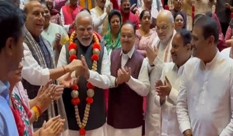 एनडीए संसदीय दल की बैठक में प्रधानमंत्री मोदी का भव्य स्वागत (तस्वीर क्रेडिट@DeshbandhuMp)