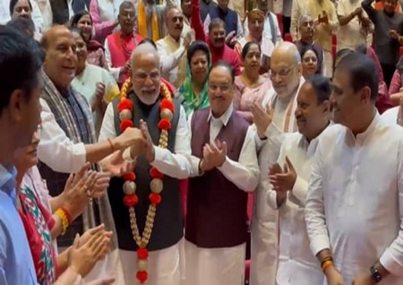 एनडीए संसदीय दल की बैठक में प्रधानमंत्री मोदी का भव्य स्वागत (तस्वीर क्रेडिट@DeshbandhuMp)
