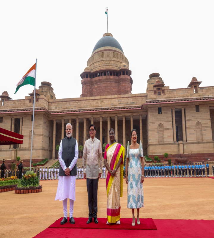 हैदराबाद हाउस में फिलीपींस के राष्ट्रपति का पीएम मोदी ने किया स्वागत (तस्वीर क्रेडिट@LalSinghArya)