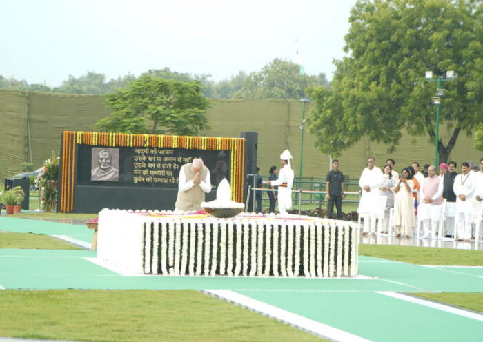 प्रधानमंत्री नरेंद्र मोदी ने अटल बिहारी वाजपेयी की पुण्यतिथि पर दी श्रद्धांजलि (तस्वीर क्रेडिट@ManojTiwariMP)