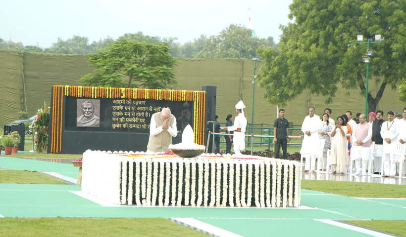 प्रधानमंत्री नरेंद्र मोदी ने अटल बिहारी वाजपेयी की पुण्यतिथि पर दी श्रद्धांजलि (तस्वीर क्रेडिट@ManojTiwariMP)
