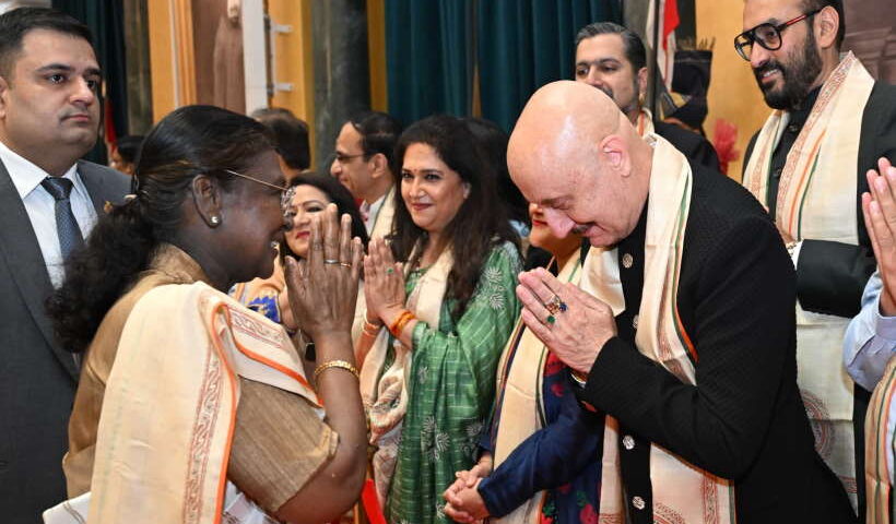 स्वतंत्रता दिवस समारोह में अनुपम खेर ने राष्ट्रपति द्रौपदी मुर्मू से की मुलाकात (तस्वीर क्रेडिट@AnupamPKher)