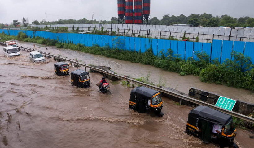 मुंबई में मूसलाधार बारिश से जनजीवन अस्त-व्यस्त (तस्वीर क्रेडिट@iPriyaSinha)