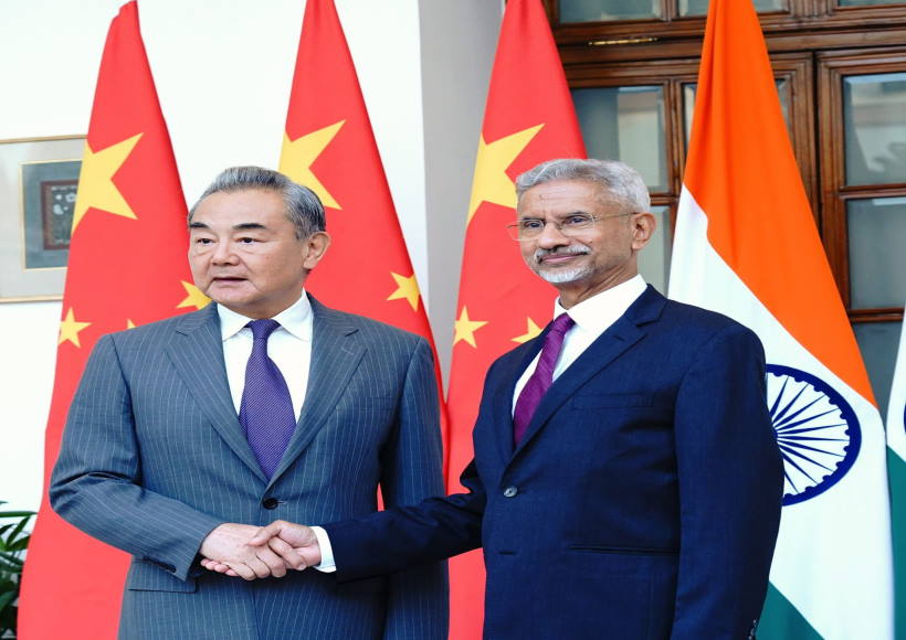 चीनी विदेश मंत्री वांग यी और भारत के विदेश मंत्री डॉ. एस जयशंकर (तस्वीर क्रेडिट@utkarshc117)
