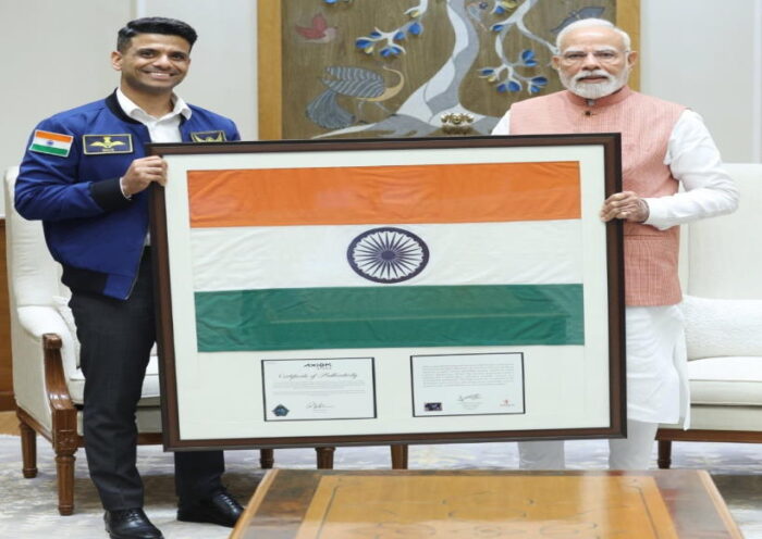 प्रधानमंत्री नरेंद्र मोदी और भारतीय वायु सेना ग्रुप कैप्टन शुभांशु शुक्ला (तस्वीर क्रेडिट@Rana009)