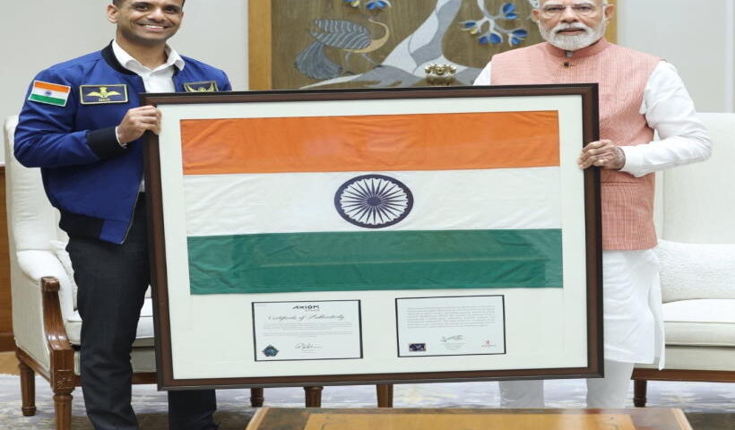 प्रधानमंत्री नरेंद्र मोदी और भारतीय वायु सेना ग्रुप कैप्टन शुभांशु शुक्ला (तस्वीर क्रेडिट@Rana009)