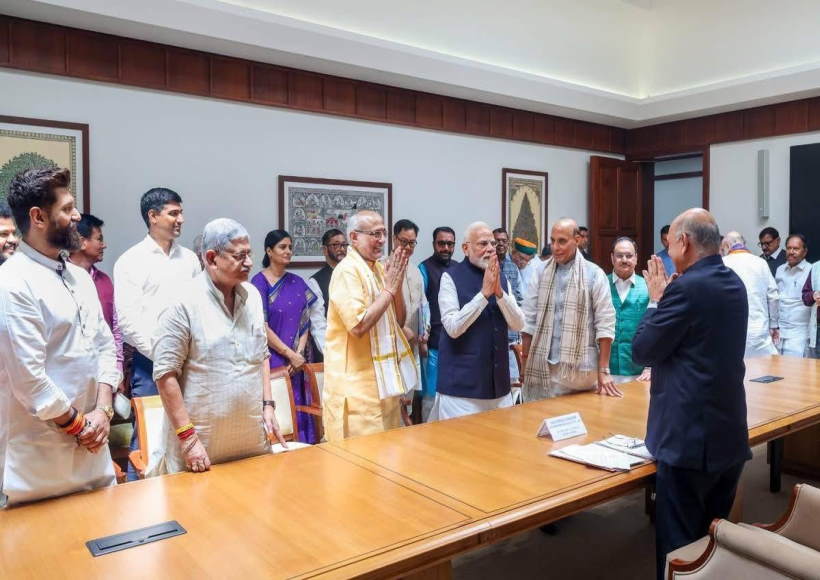 एनडीए उम्मीदवार सी.पी. राधाकृष्णन ने अपना नामांकन पत्र दाखिल किया (तस्वीर क्रेडिट@DevJhajharia)