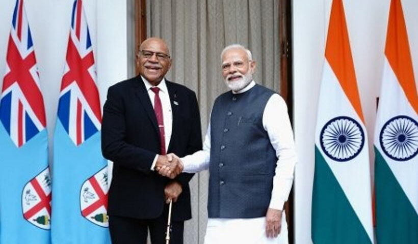 फिजी के प्रधानमंत्री सिटिवेनी लिगामामादा राबुका और प्रधानमंत्री नरेंद्र मोदी (तस्वीर क्रेडिट@lokpahal)