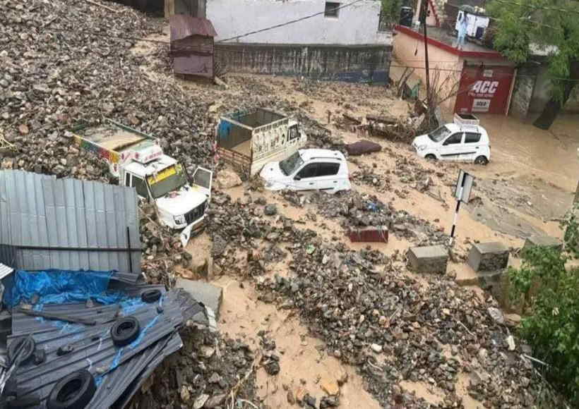 जम्मू-कश्मीर में आसमान से बरसी आफत (तस्वीर क्रेडिट@ArvindS31775046)