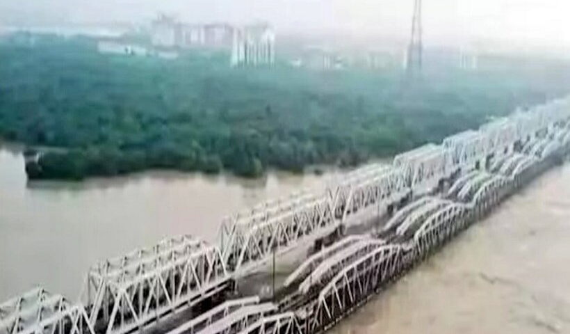 यमुना का जलस्तर खतरे के निशान से ऊपर (तस्वीर क्रेडिट@paperbackindian)